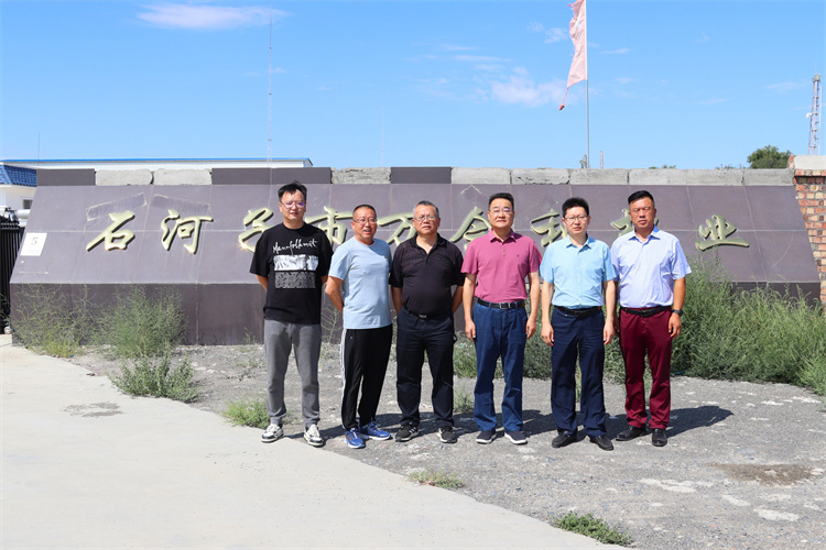 省供銷社黨組副書記、監(jiān)事會主任張強(qiáng)調(diào)研集團(tuán)公司在疆合作企業(yè)