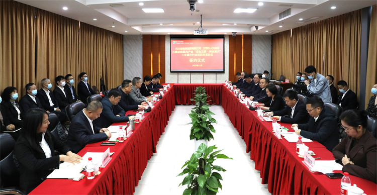 集團公司與萬源市人民政府正式簽訂《萬源舊院黑雞產業“綠色發展、種業振興”三年提升行動項目投資協議》